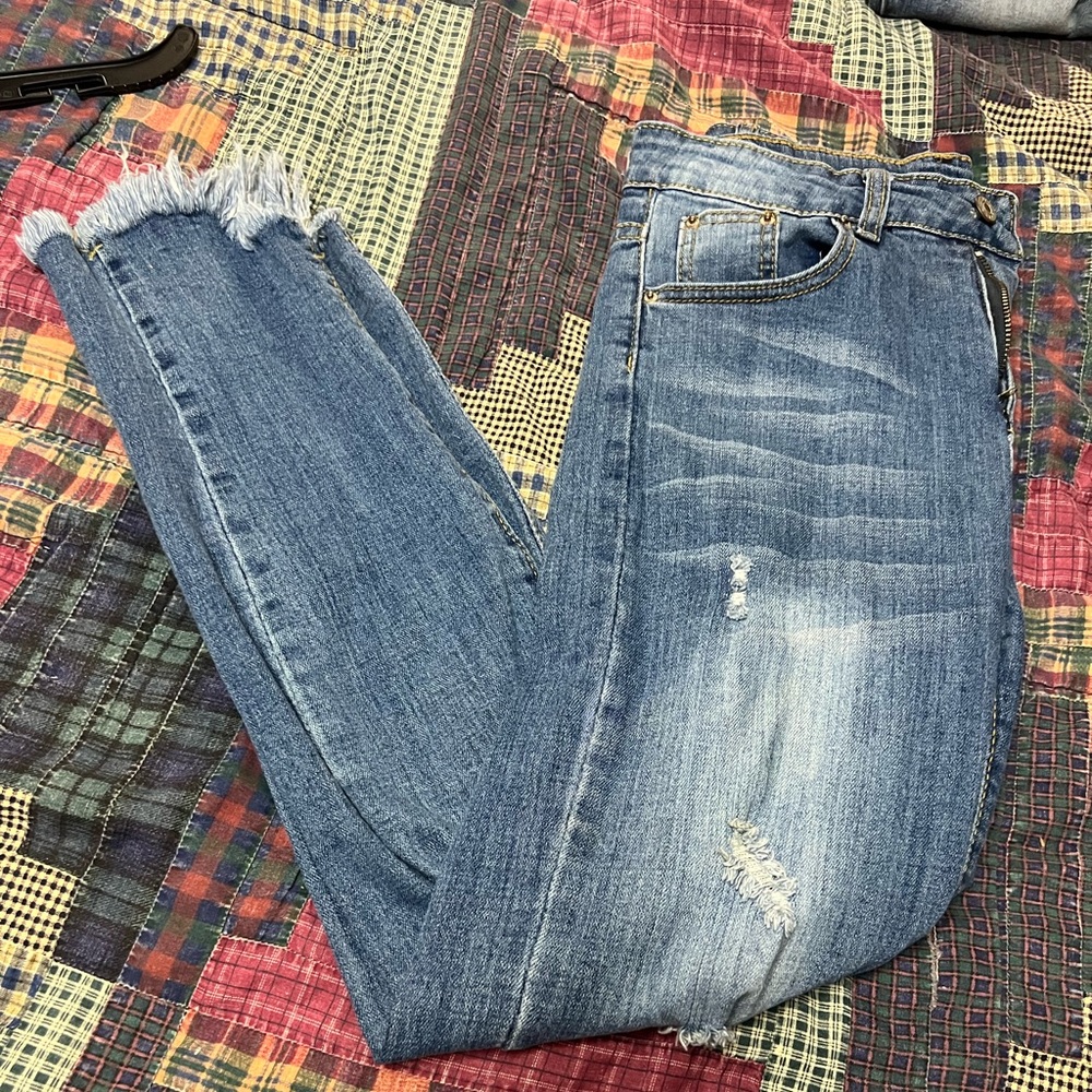 Jeans distressed bottoms